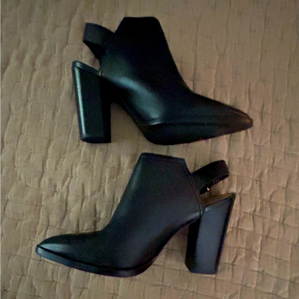 🏵️🏵️Never Worn Halogen Black Leather Mule Heels🏵️🏵️